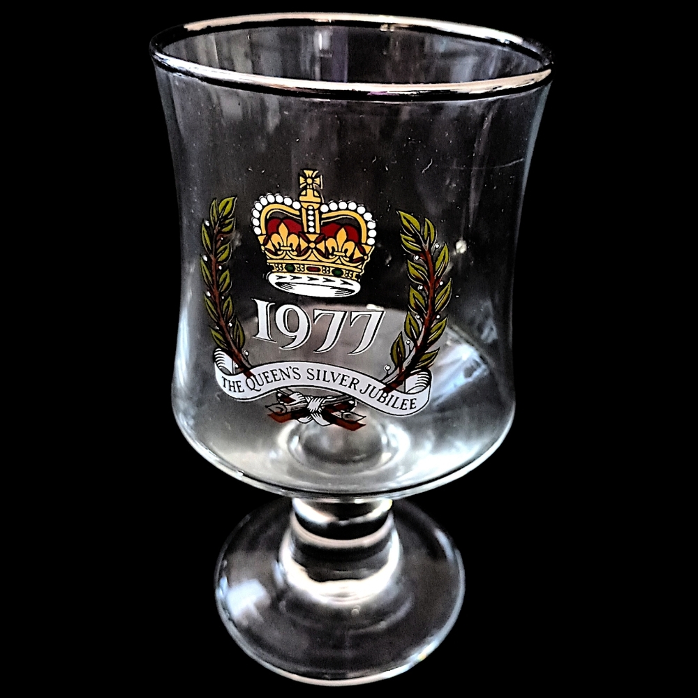 2 Queen Elizabeth II Silver Jubilee Coupe Glasses Wine‎ Cordial Souvenir Goblet - Picture 9 of 16